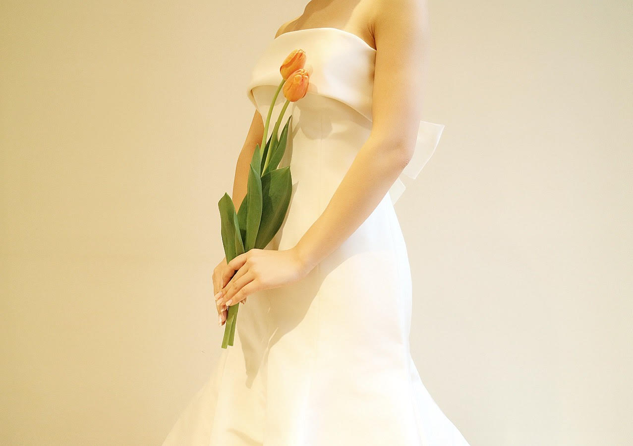 ザトリートドレッシングで取り扱うバックリボンが特徴のシンプルでモダンなアムサーラのマーメイドラインのドレス