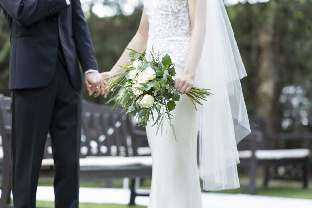 THE TREAT DRESSINGのVネックのクレープ素材のスレンダードレス