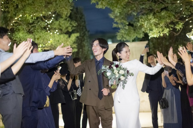 ナイトパーティーにぴったりな真っ白のとろみのあるウエディングドレス