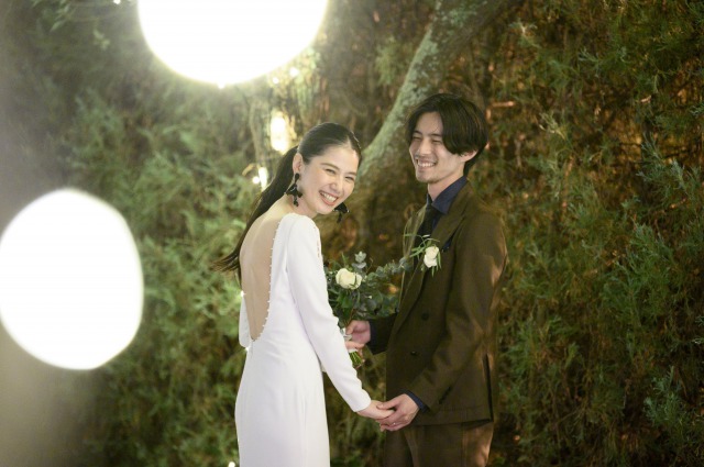 THE TREAT DRESSINGバックスタイルが素敵なパールのついたウエディングドレス