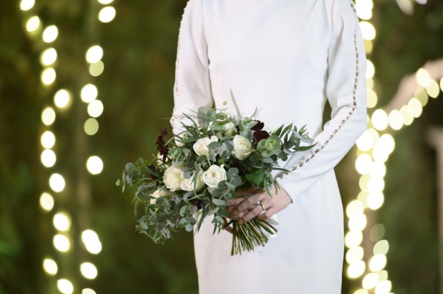 LELAROSEのエレガントな印象のロングスリーブのウエディングドレス