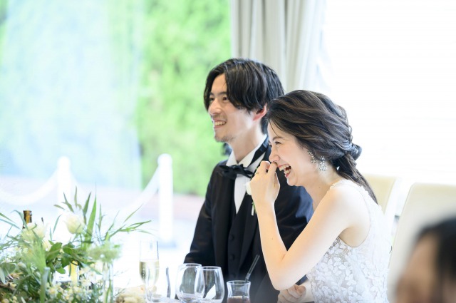 THE TREAT DRESSINGの立体的なモチーフがアクセントとなるエリザベスフィルモアのウエディングドレス