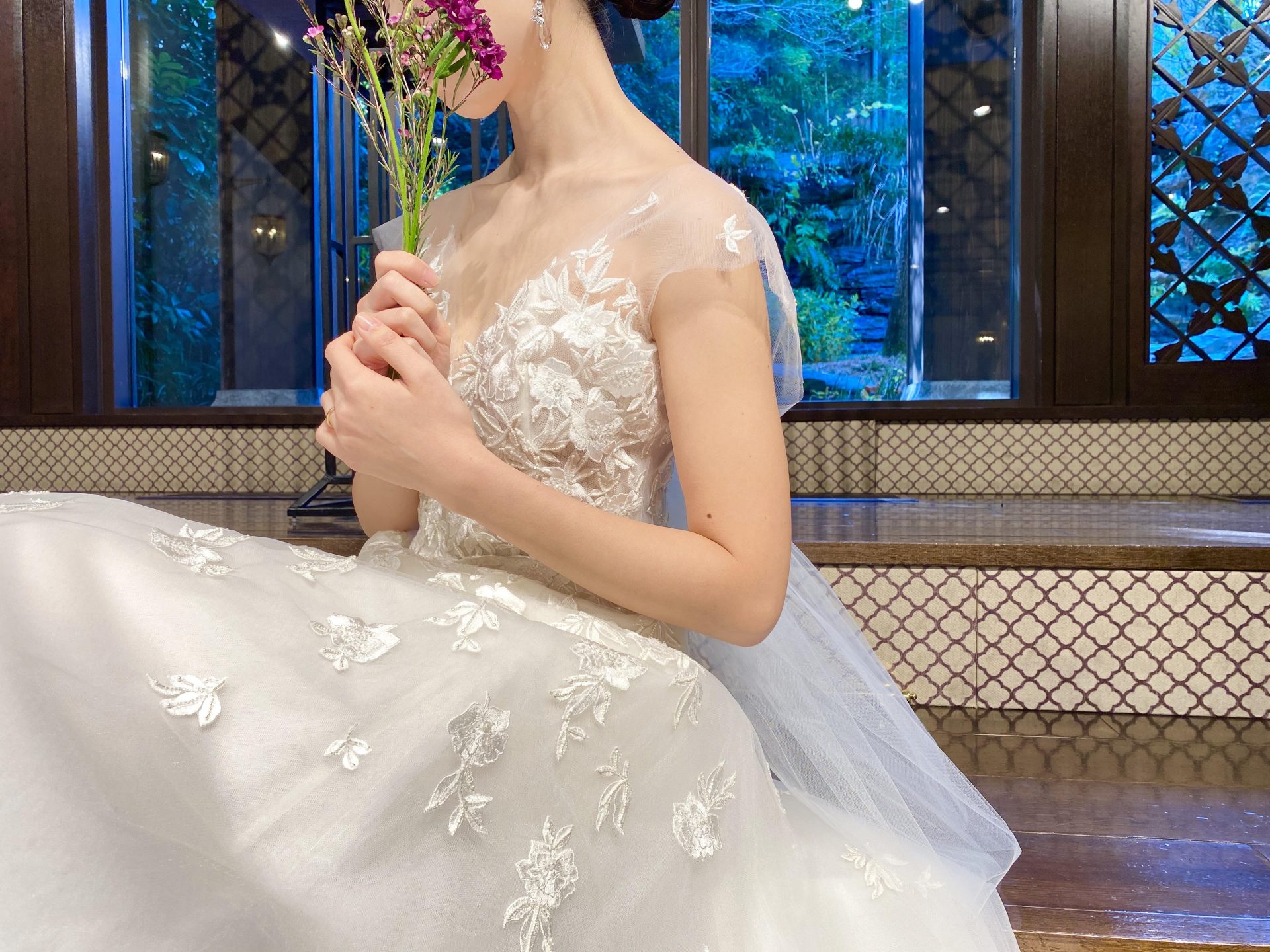 柔らかいチュール素材に繊細な刺繍を施した、キャロリーナヘレラのウエディングドレス