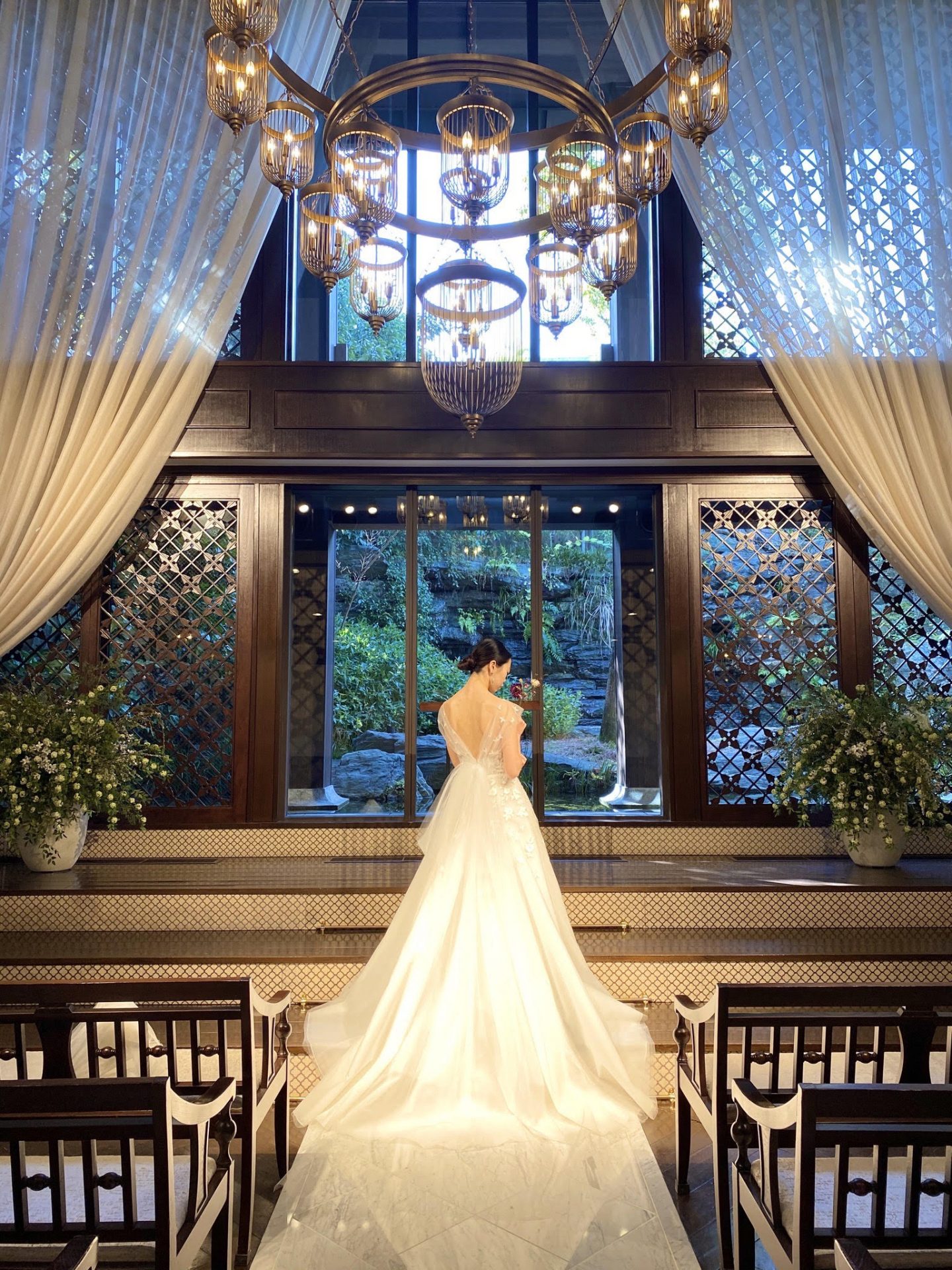 木のぬくもりが落ち着いた印象を与えるザ ソウドウ東山のチャペルにぴったりのザ・トリート・ドレッシングで取り扱うウエディングドレス