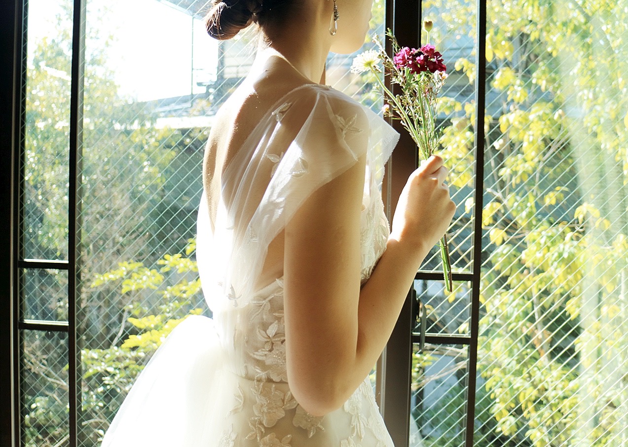 ザ・トリート・ドレッシングで取り扱うキャロリーナへレラの柔らかいチュールの透け感が美しく映える、THE SODOH HIGASHIYAMA KYOTOの自然光が差し込む披露宴会場