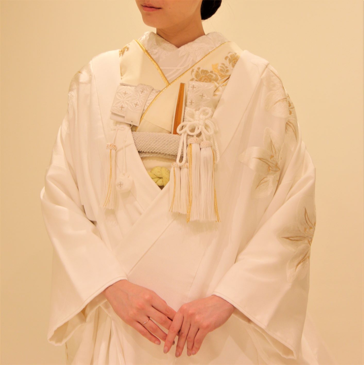 春の前撮りでおすすめしたい金糸の入った白無垢は写真にもよく映えます