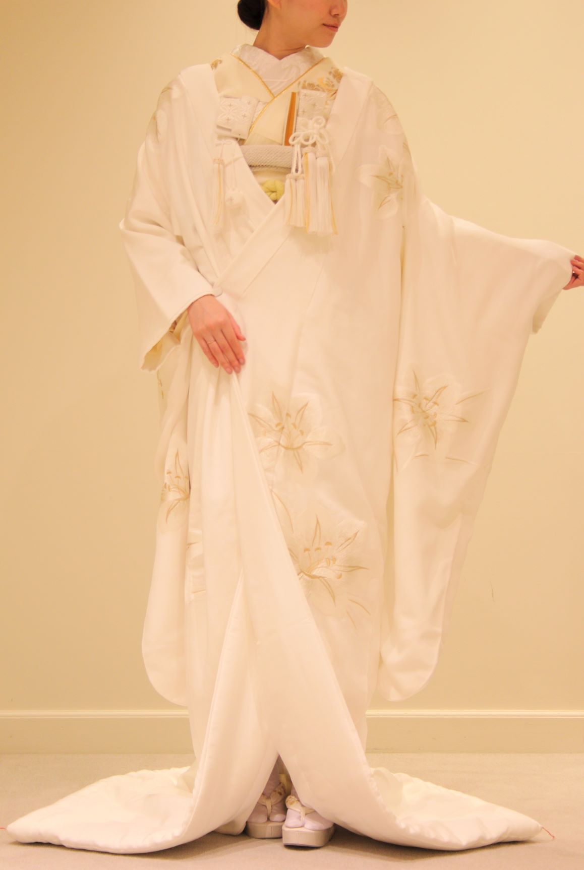 大柄の百合が施された正絹の白無垢は気品あふれる花嫁様の雰囲気を存分に引き立てます