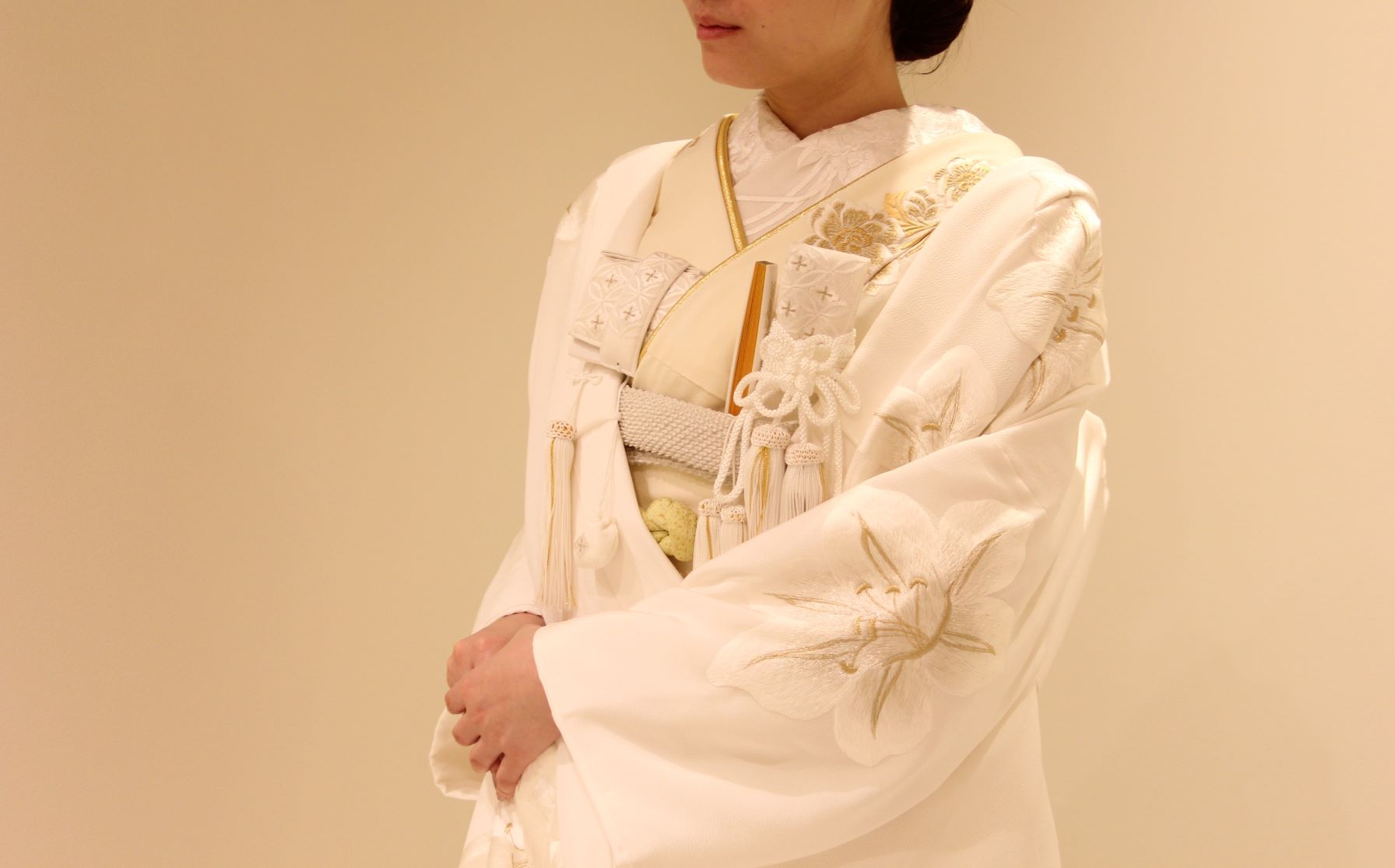 洋髪によく合う希少性の高い縮緬の白無垢はおしゃれな花嫁様にぴったり