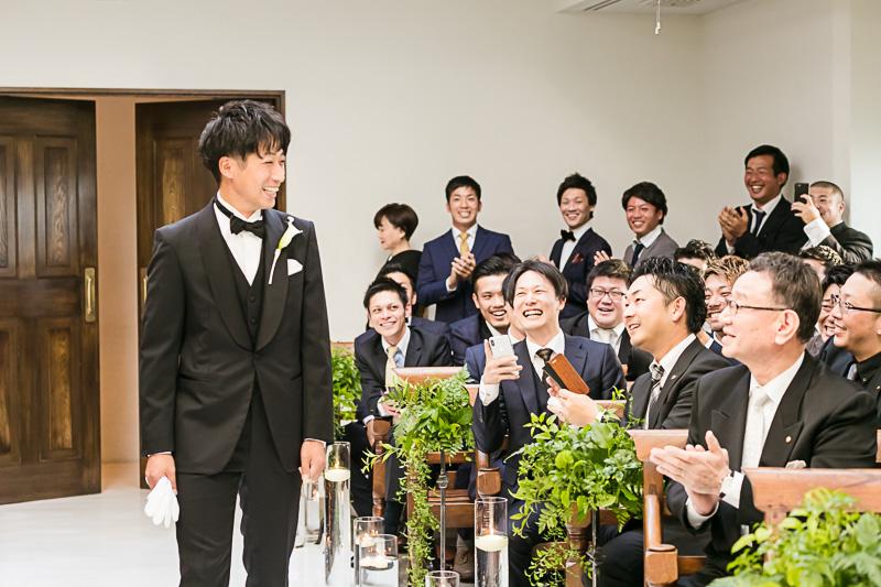 ザトリートドレッシングで人気のブラックのオーセンティックなタキシードをお召になられたご新郎様