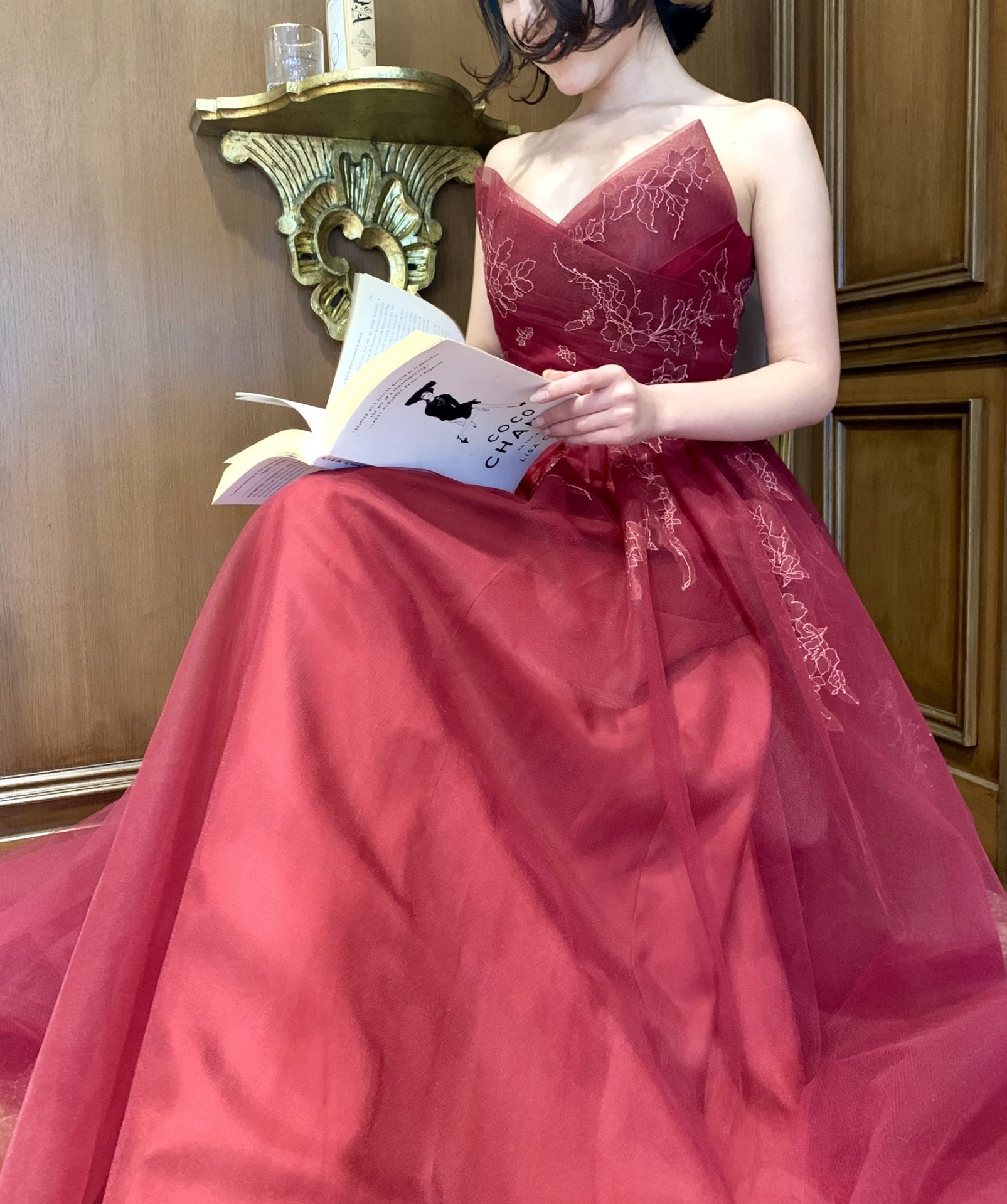 秋挙式の花嫁様におすすめの深い赤のカラードレス