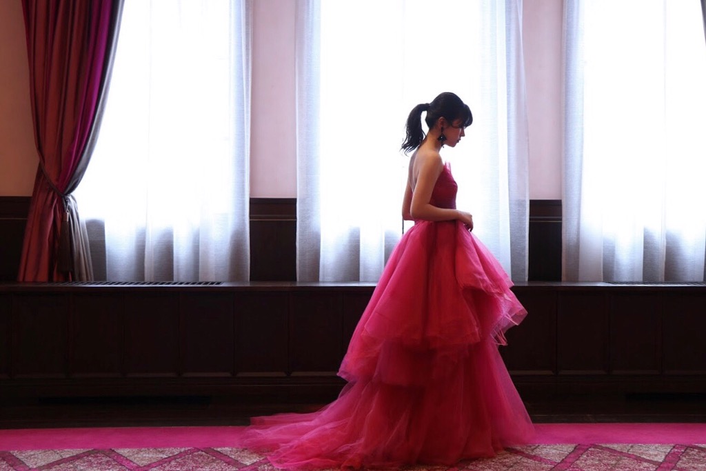 ザコンダーハウスにて赤のチュールのカラードレスコーディネートの紹介