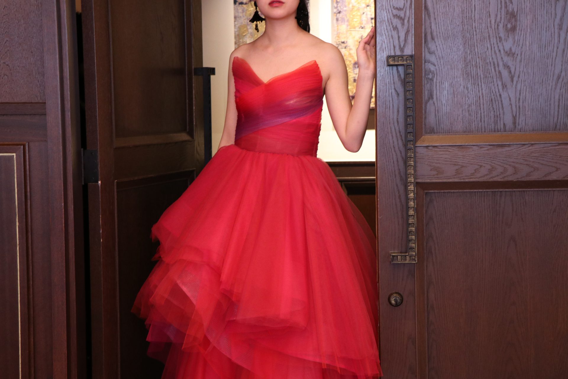 ザコンダーハウスにて赤のチュールのカラードレスコーディネートの紹介