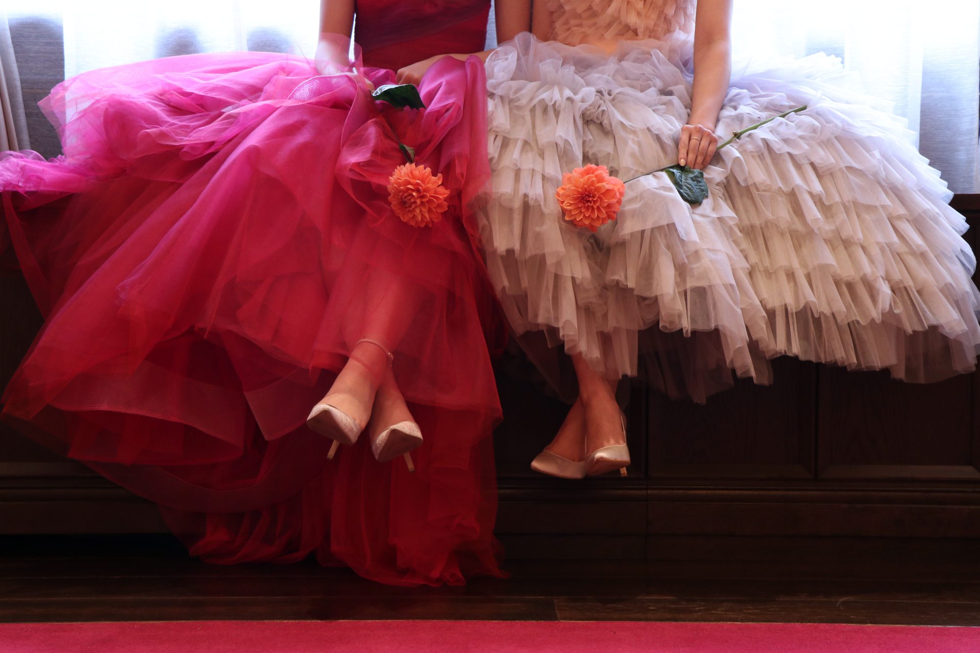 ザコンダーハウスにて赤のチュールのカラードレスコーディネートの紹介