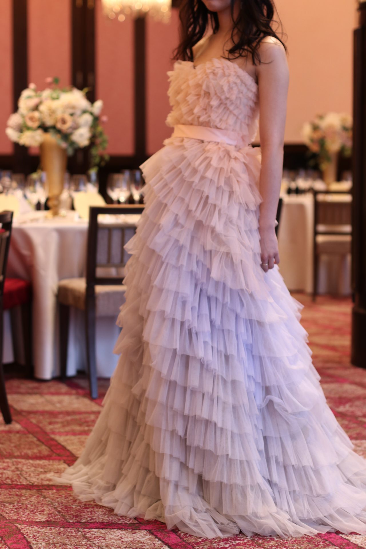 ザコンダーハウスにて淡いグラデーションのチュールのカラードレスコーディネートの紹介