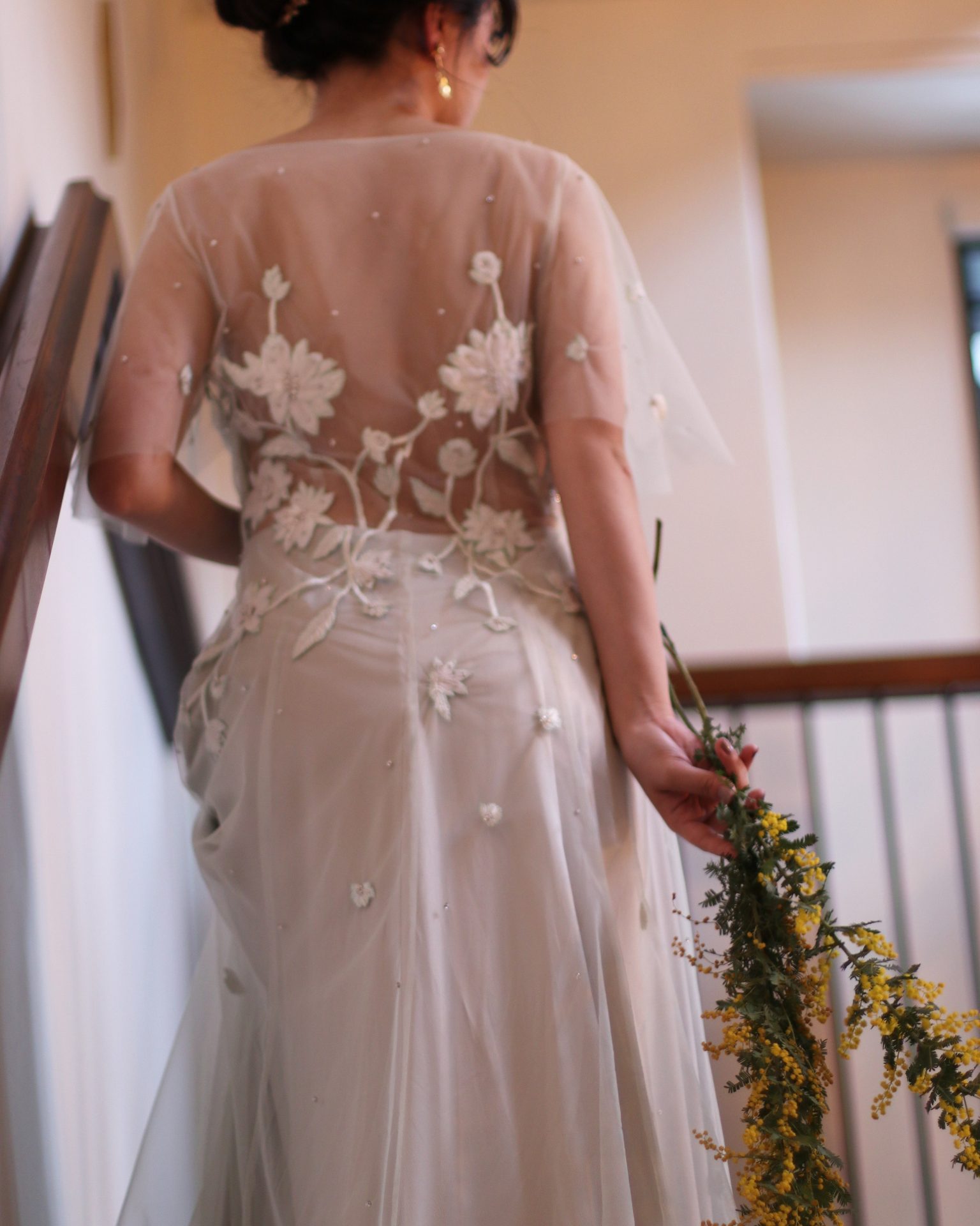 今期のトレンドのスモーキーな色味のカラードレス