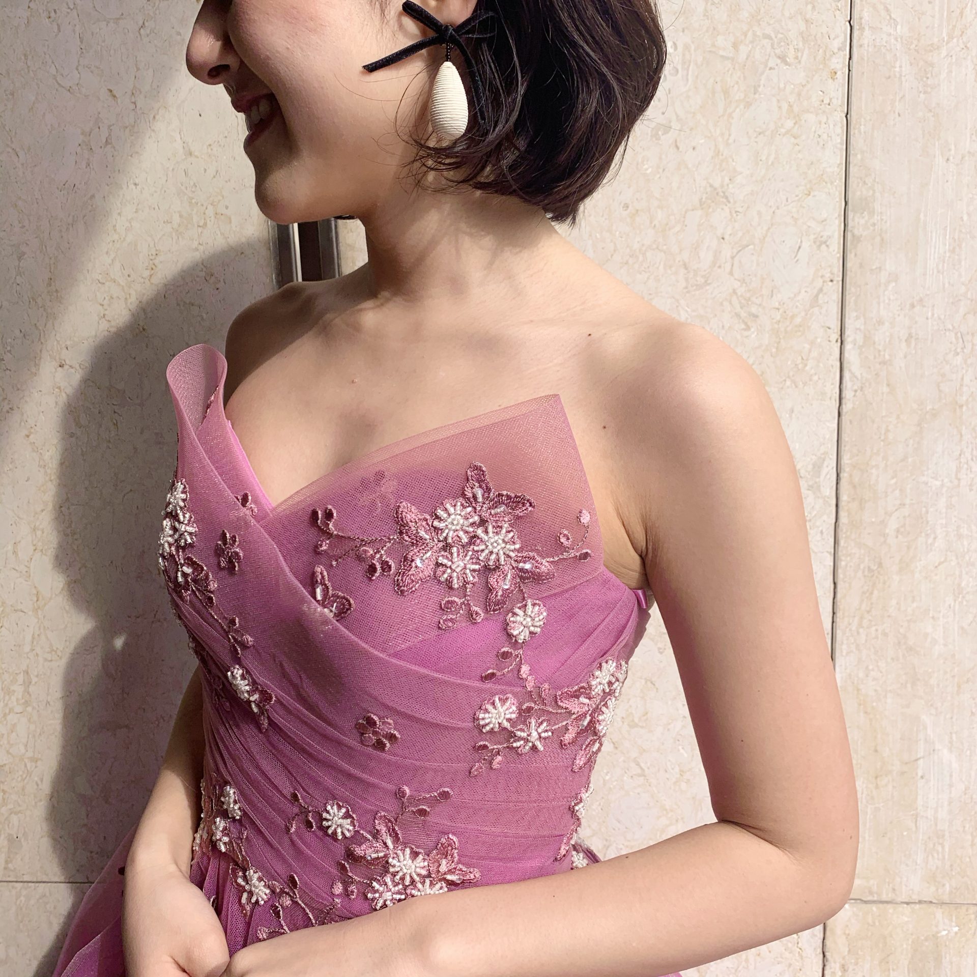 キャロリーナ・ヘレラのベロアリボンのイヤリングはお色直し用のアクセサリーにおすすめ