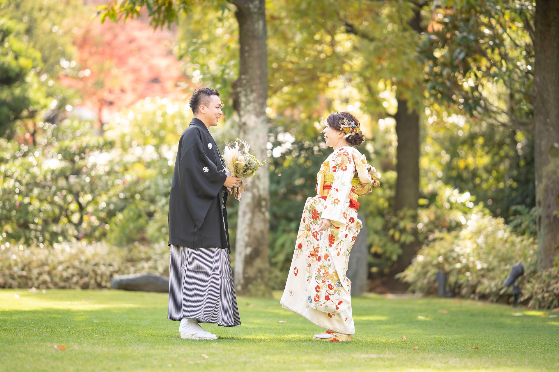 ザ・トリートドレッシングのお見立て振袖と紋付をお召になった新郎新婦様の前撮り風景