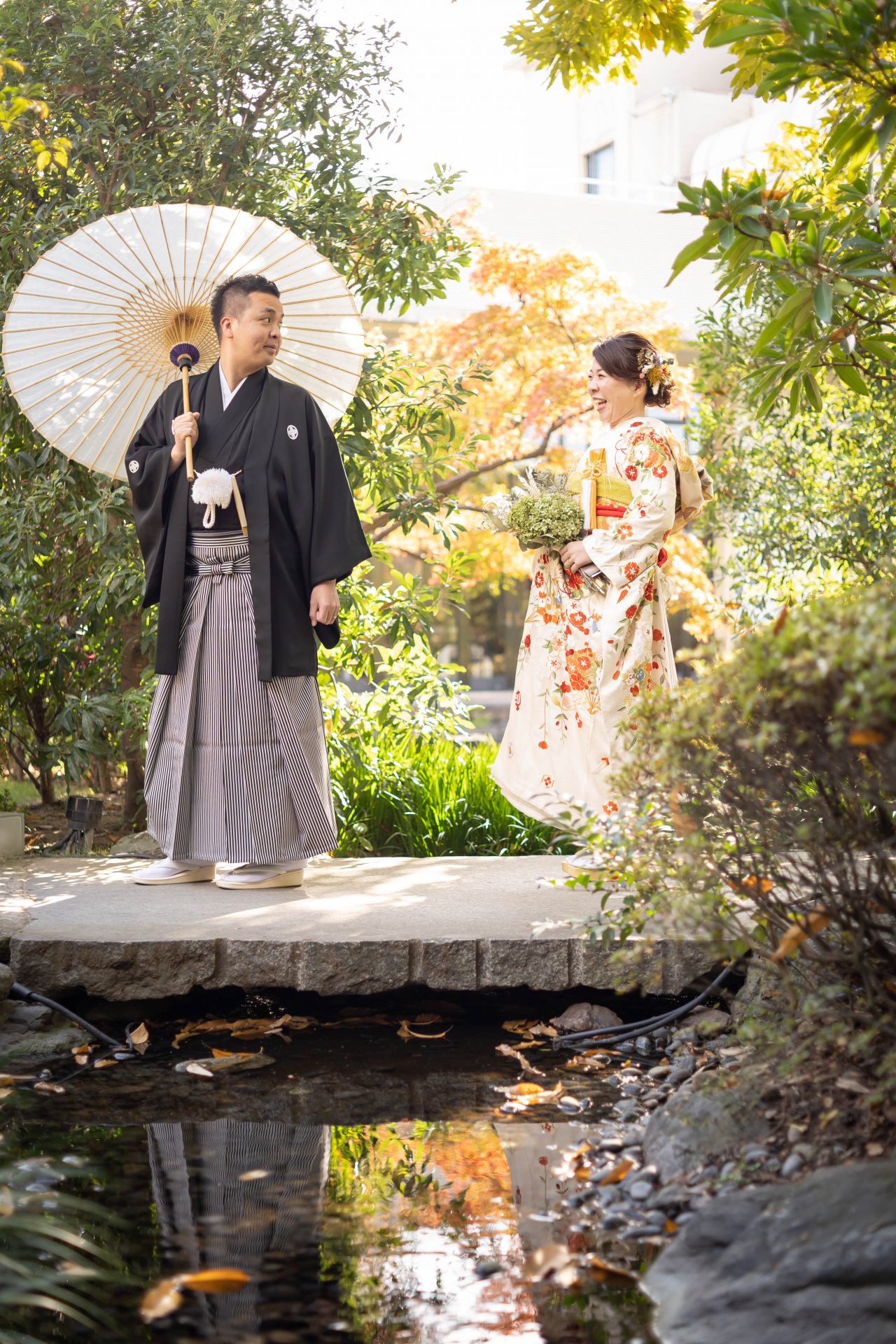 ザ・ガーデンオリエンタルオオサカで池の上で前撮りの撮影をする風景