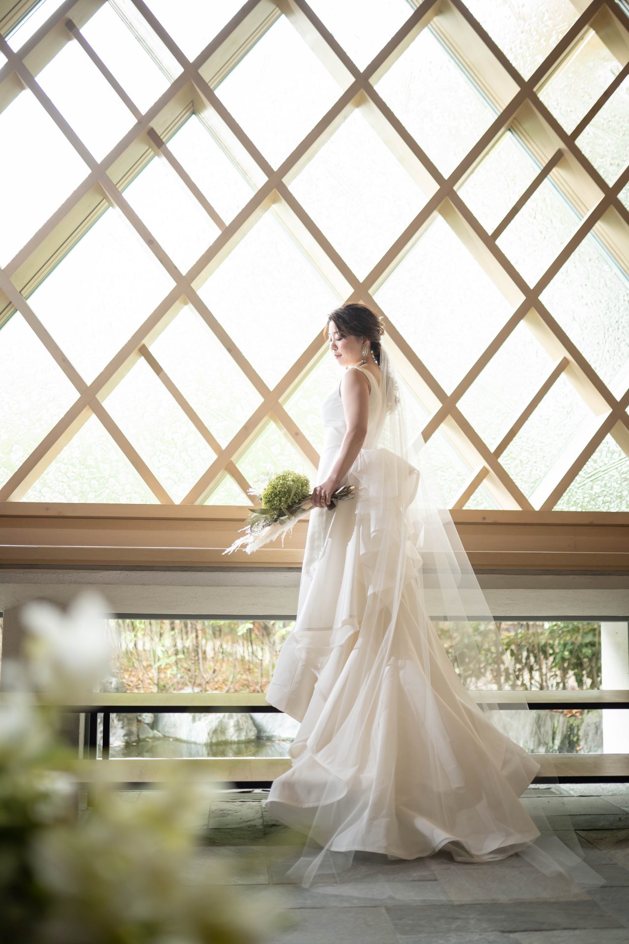 THE TREAT DRESSINGのバックスタイルが印象的なシルクファイユ素材のウエディングドレス