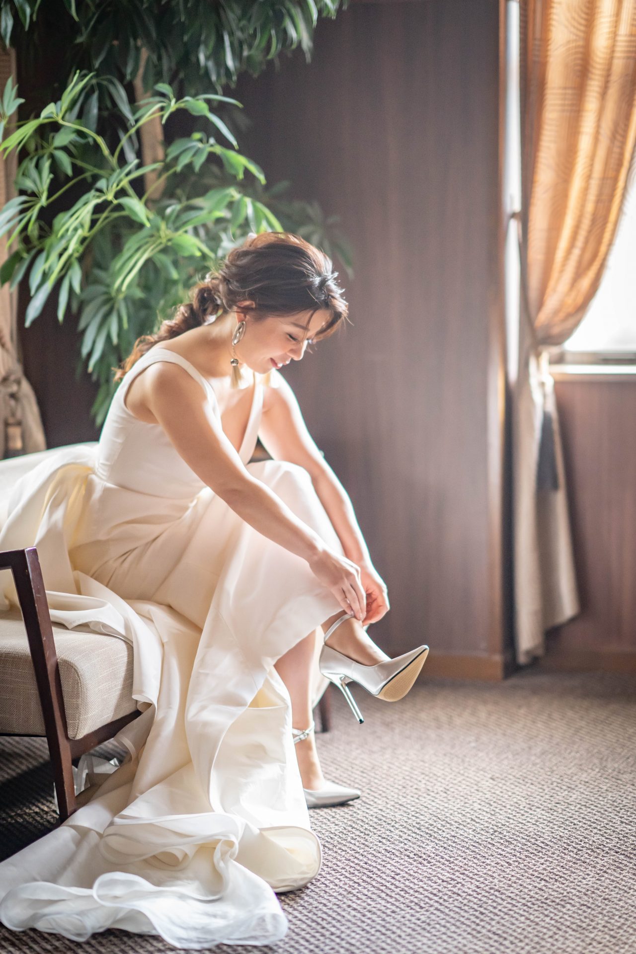 ザ・トリート・ドレッシングのインポートブランドのウエディングドレスとシルバーのシューズとのコーディネート