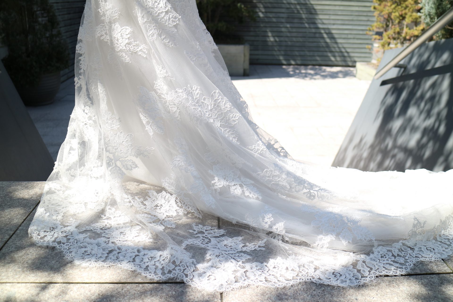 インポートドレスを扱うザトリートドレッシングのウエディングドレスで過ごすチャペルでの挙式