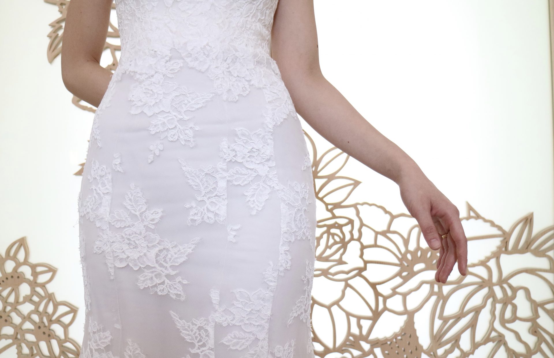 トリートドレッシングにてお取り扱いをしている繊細なレースが美しいモニークルイリエのインポートウエディングドレスを身にまとうキリスト式