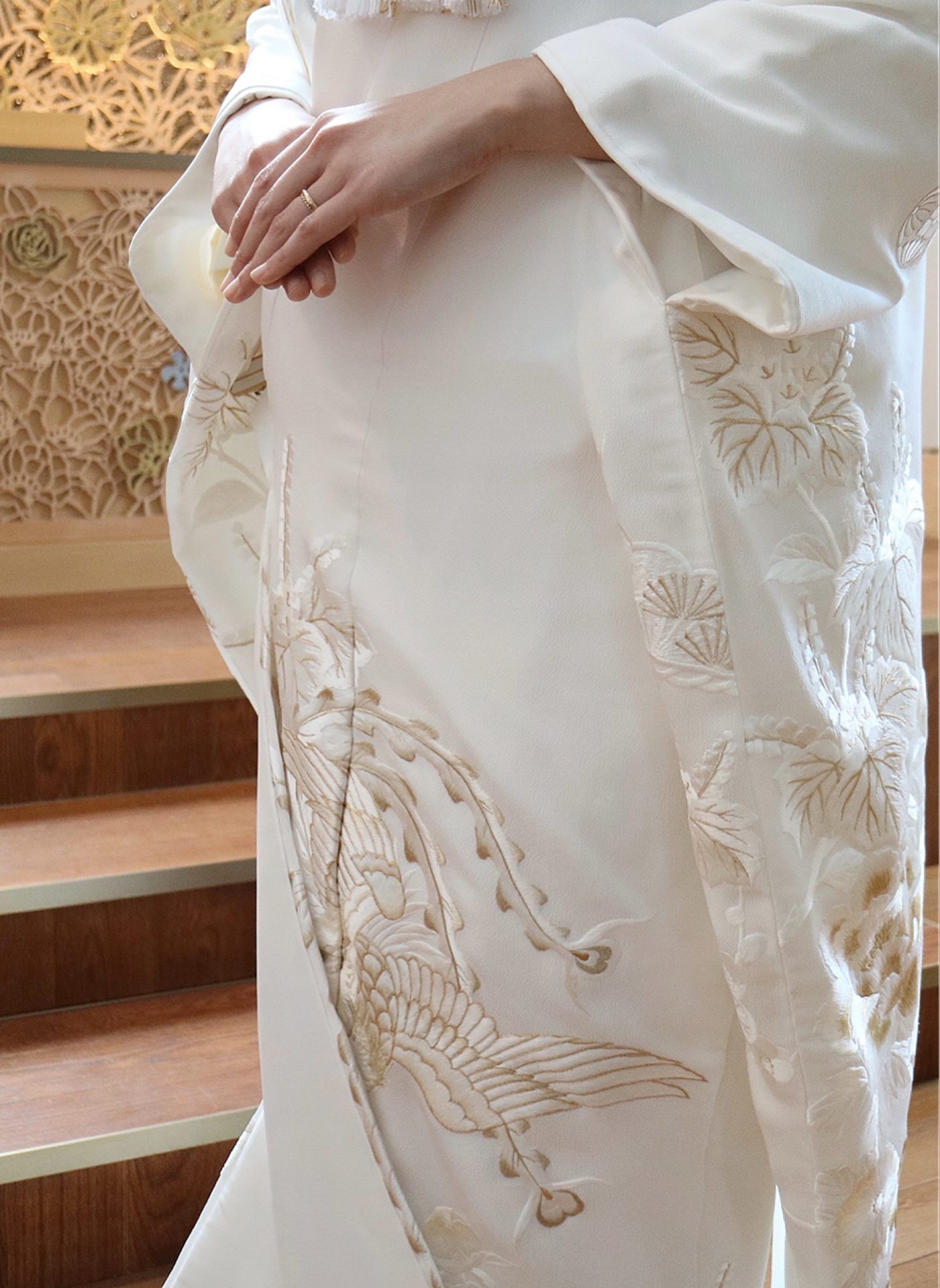 トリートドレッシング京都店にてお取り扱いをしている縮緬地に鶴と草花の華やかな金刺繍を施した白無垢をお召しになられた和装でのお式