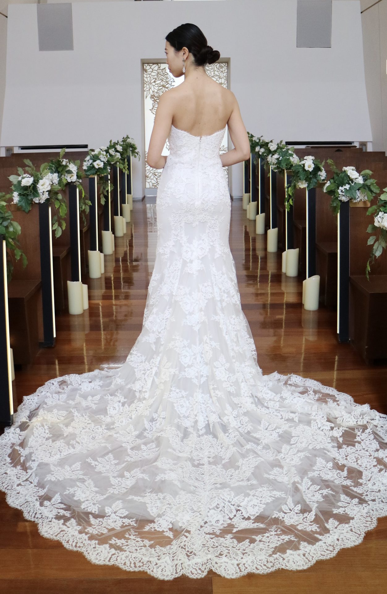 京都ブライトンホテルの木目の柔らかなチャペルにてザトリートドレッシング京都店でお取り扱いをしているモニークルイリエの総レースのマーメイドラインのドレスをお召しになられる結婚式
