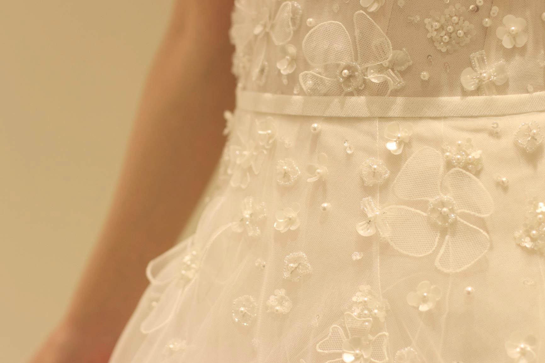 ウエディングドレスにたっぷりと施されたクリスタルやパールの装飾は、職人の巧みな技とデザイナーの想いが表現されています