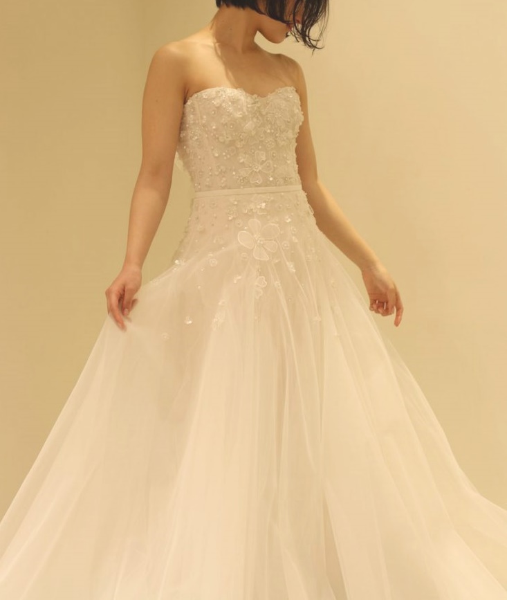 ザトリートドレッシングの提携会場赤坂プリンスクラシックハウスでの少人数ウエディングでもおすすめな軽やかで動きやすいAラインのドレス