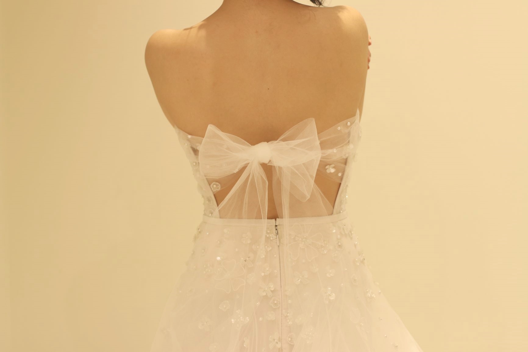 バックスタイルのリボンが可愛らしいミラズウィリンガーのドレスは、ザ・トリート・ドレッシングでしか出逢っていただけないオリジナルのデザインです