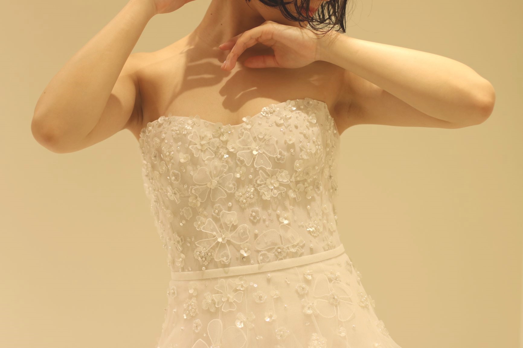 THETREATDRESSINGに入荷した新作ドレスは、ミラ・ズウィリンガーらしいクリスタルやパールの装飾がたっぷりと施された繊細な一着です