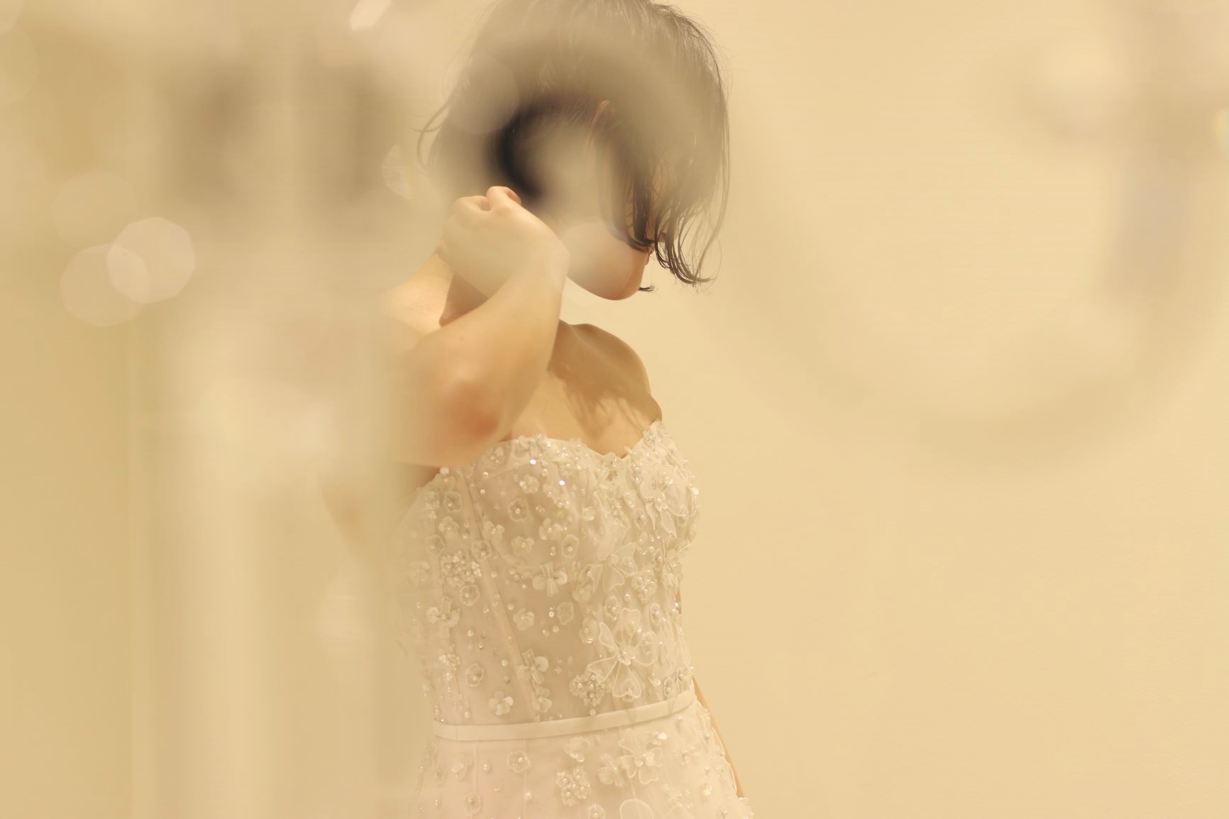 キラキラとしたビジューの装飾が華やかなドレスは、ホテルウエディングやナイトウエディングにもオススメで、披露宴会場でも写真映えすること間違いなしの一着です