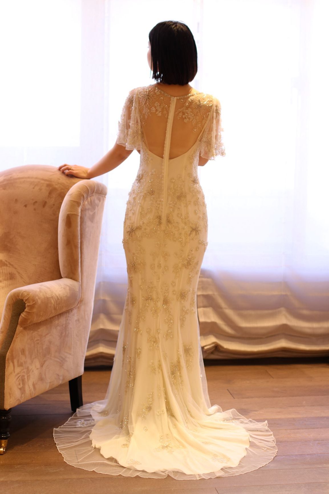 カジュアルなスレンダーラインのドレスは、ゲストと距離の近いリゾートウェディングやレストランウェディングなどアットホームなお式にぴったりです カジュアルなスレンダーラインのドレスはゲストと距離の近いアットホームなお式にぴったりです