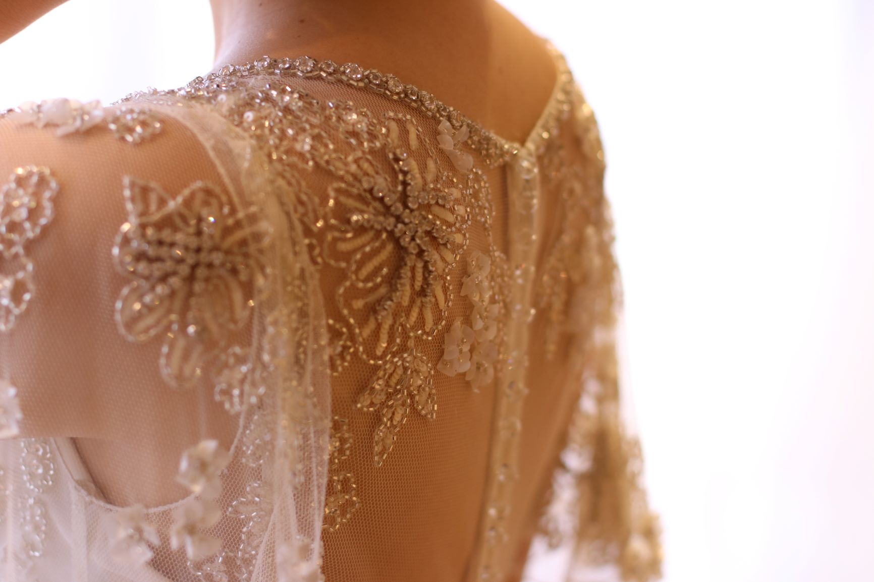 ザ・トリート・ドレッシングの提携会場パレスホテル東京などの大人なホテルウェディングにも映える、キラキラと煌めくビジュー刺繍のウェディングドレス