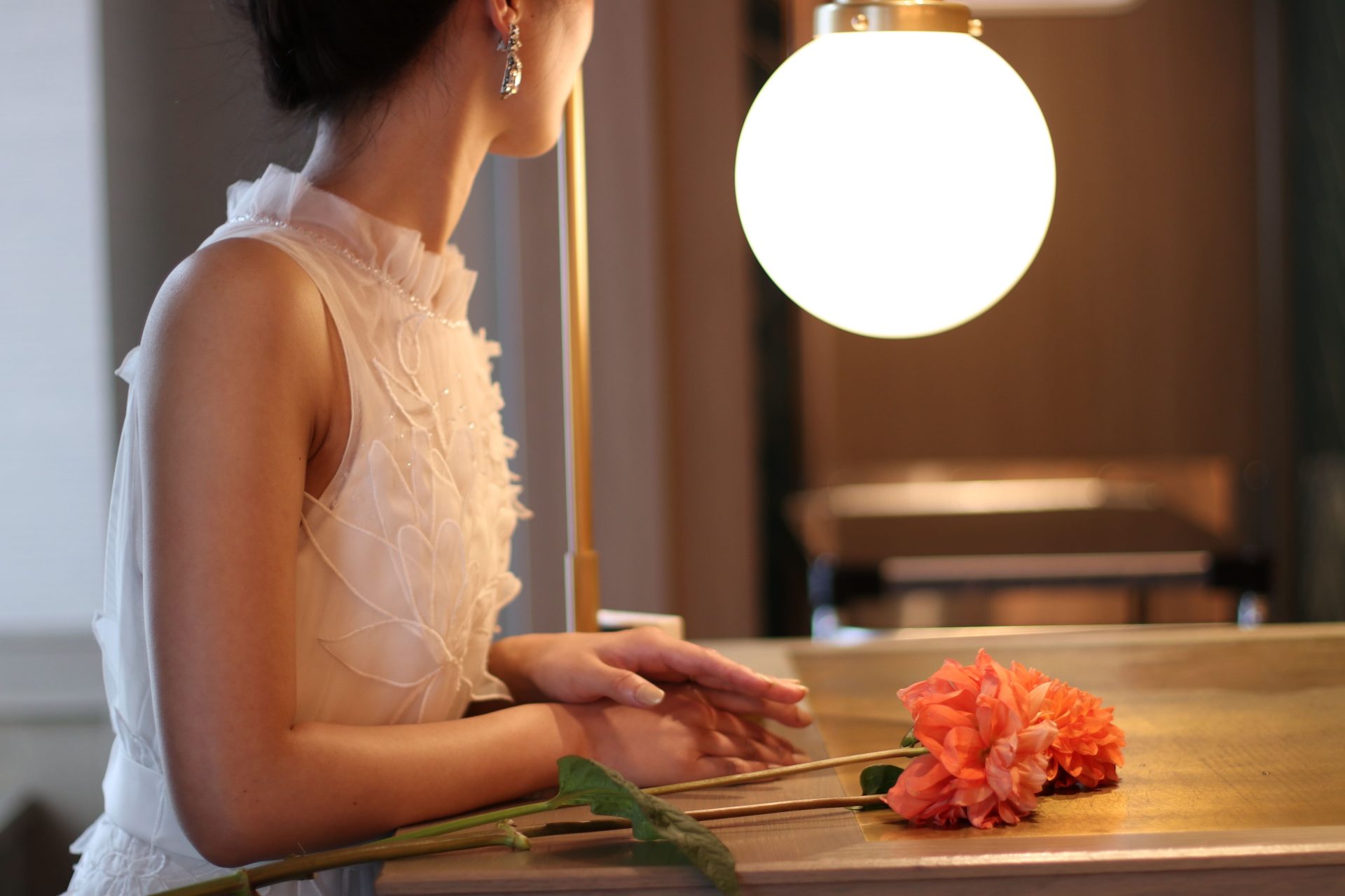 ザコンダーハウスにおすすめのシンプルなスレンダーラインのウエディングドレス