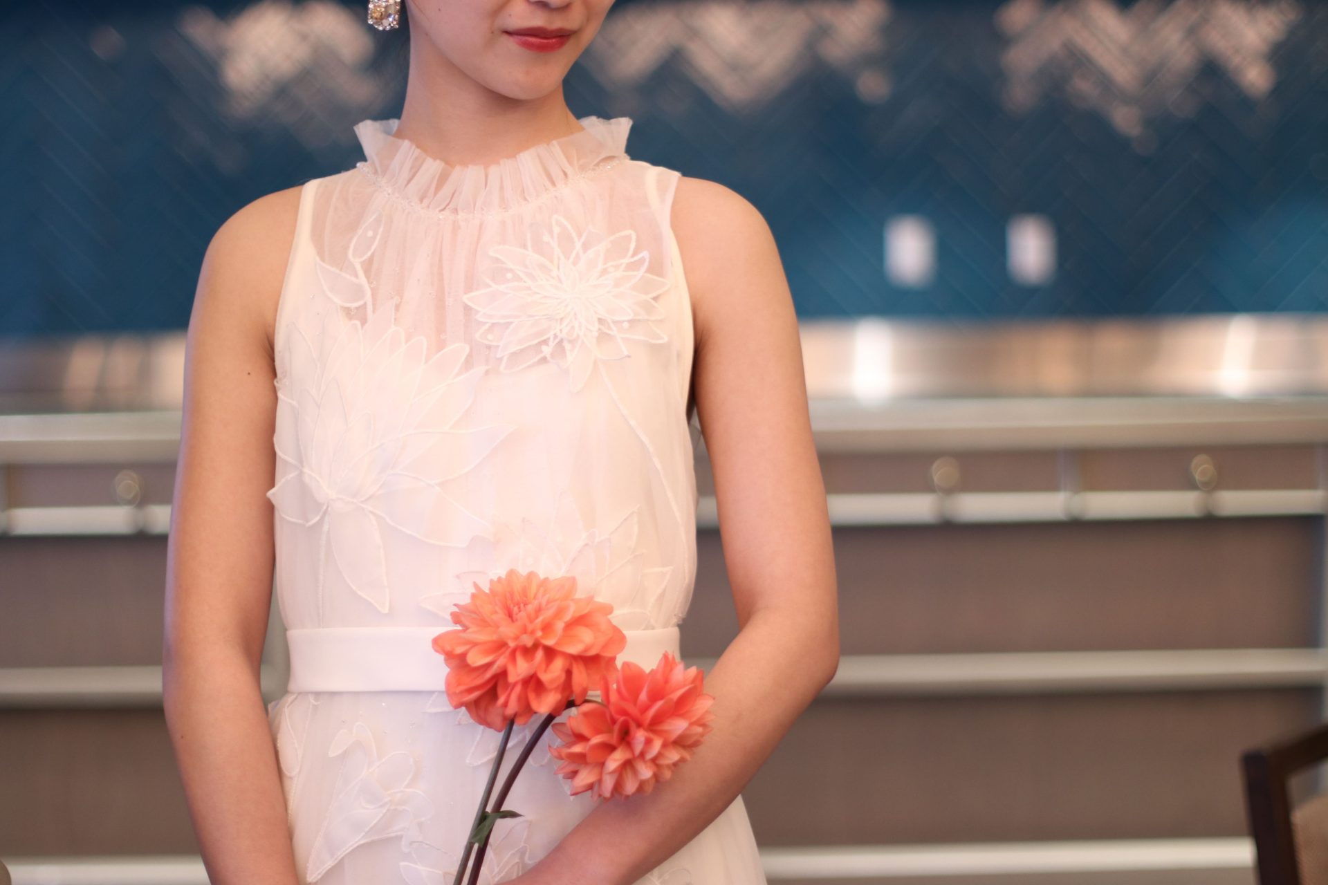 ゲストとの距離の近いパーティーにおすすめのヴィクターアンドロルフマリアージュのスレンダーラインのウエディングドレス