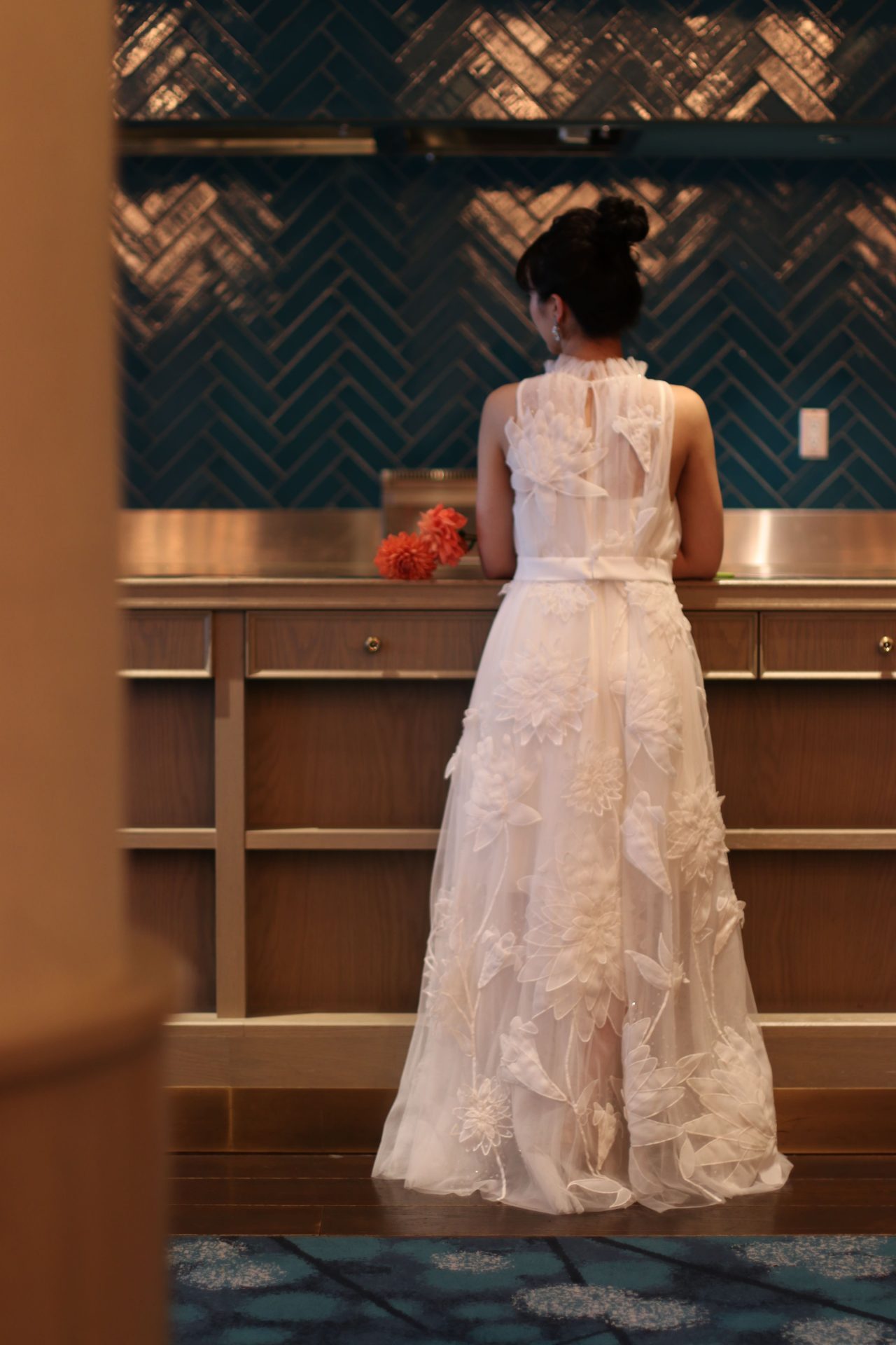 ゲストとのカジュアルなパーティーをお考えのご新婦様におすすめのヴィクターアンドロルフマリアージュのスレンダーラインのドレス