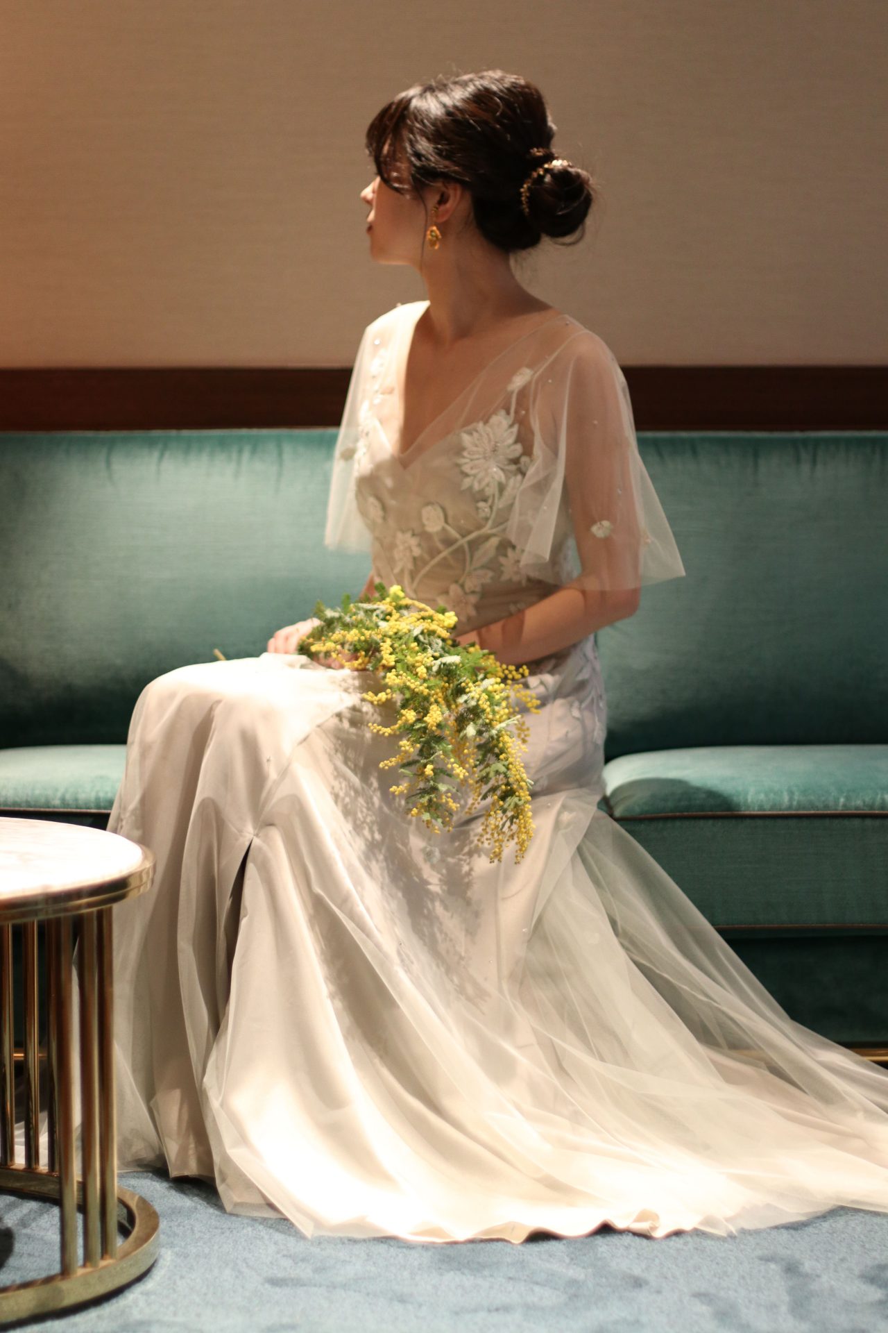 春の結婚式におすすめのスモーキーな色味のスレンダーのカラードレス