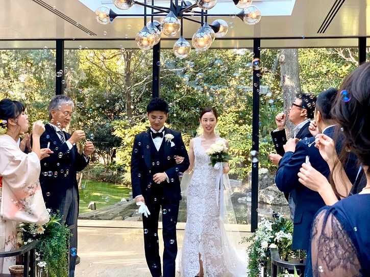 フロントに施されたスリットがおしゃれなモニーク・ルイリエのマーメイドドレス