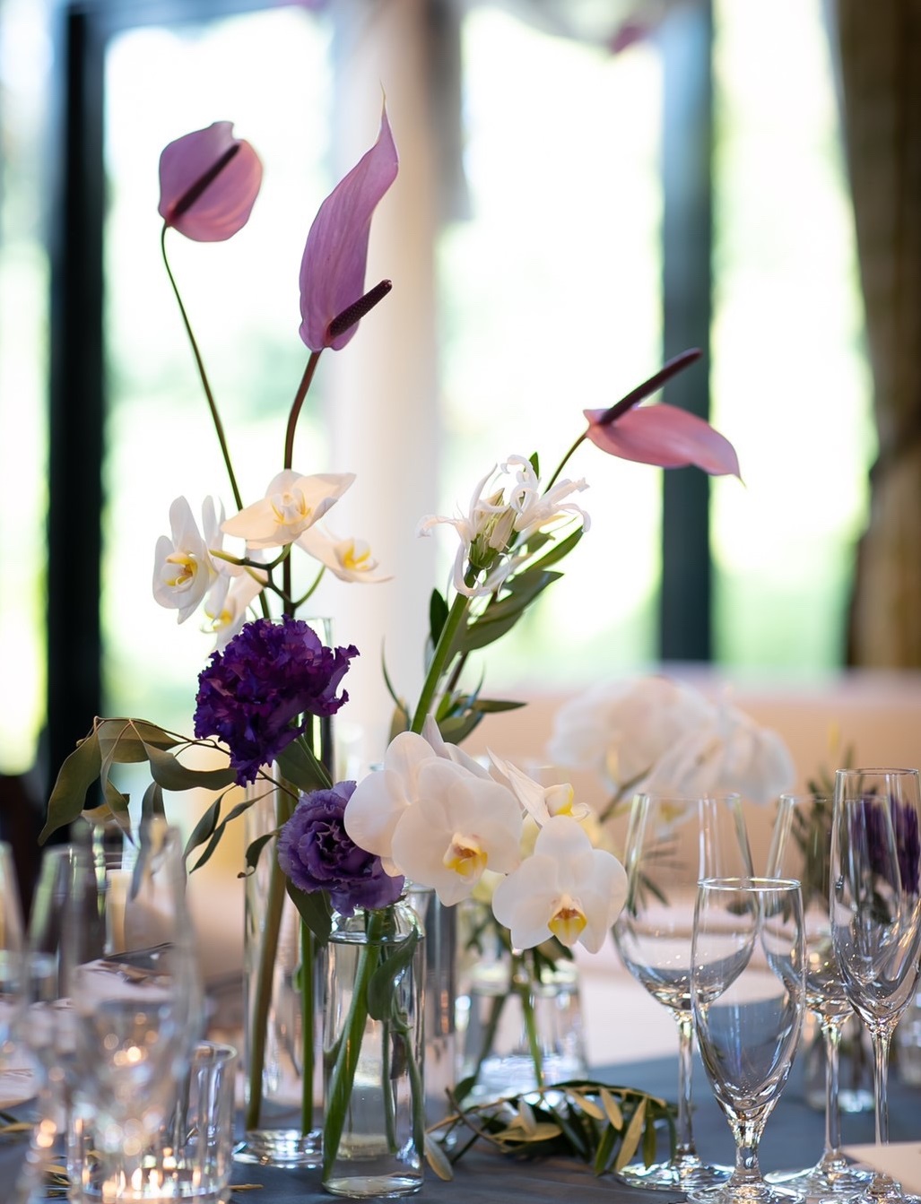 和モダンな印象のTHE GARDEN ORIENTAL OSAKAでの披露宴のテーブルコーディネート