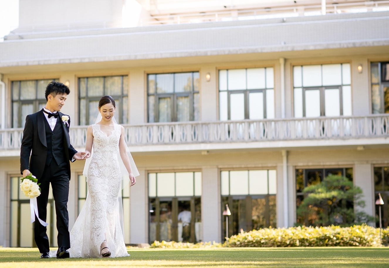 柔らかな総レースがクラシカルでありながら洗練された印象を与えてくれるモニーク・ルイリエのウェディングドレス