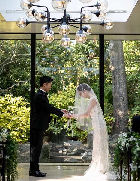 総レースが神秘的な印象のマーメイドラインのウェディングドレス