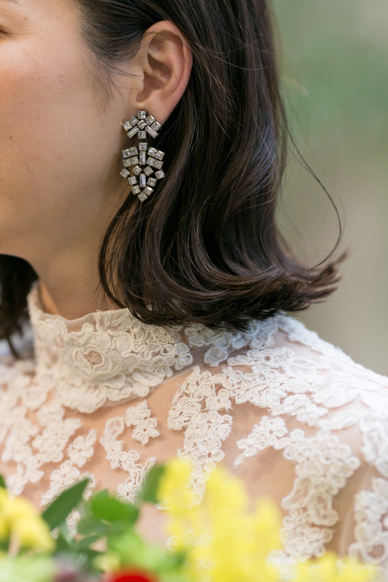 パーティーからは外はねボブのヘアスタイルにチェンジし耳元には大振りなダニージョのシルバーのイヤリングを合わせた洗練された印象のコーディネート