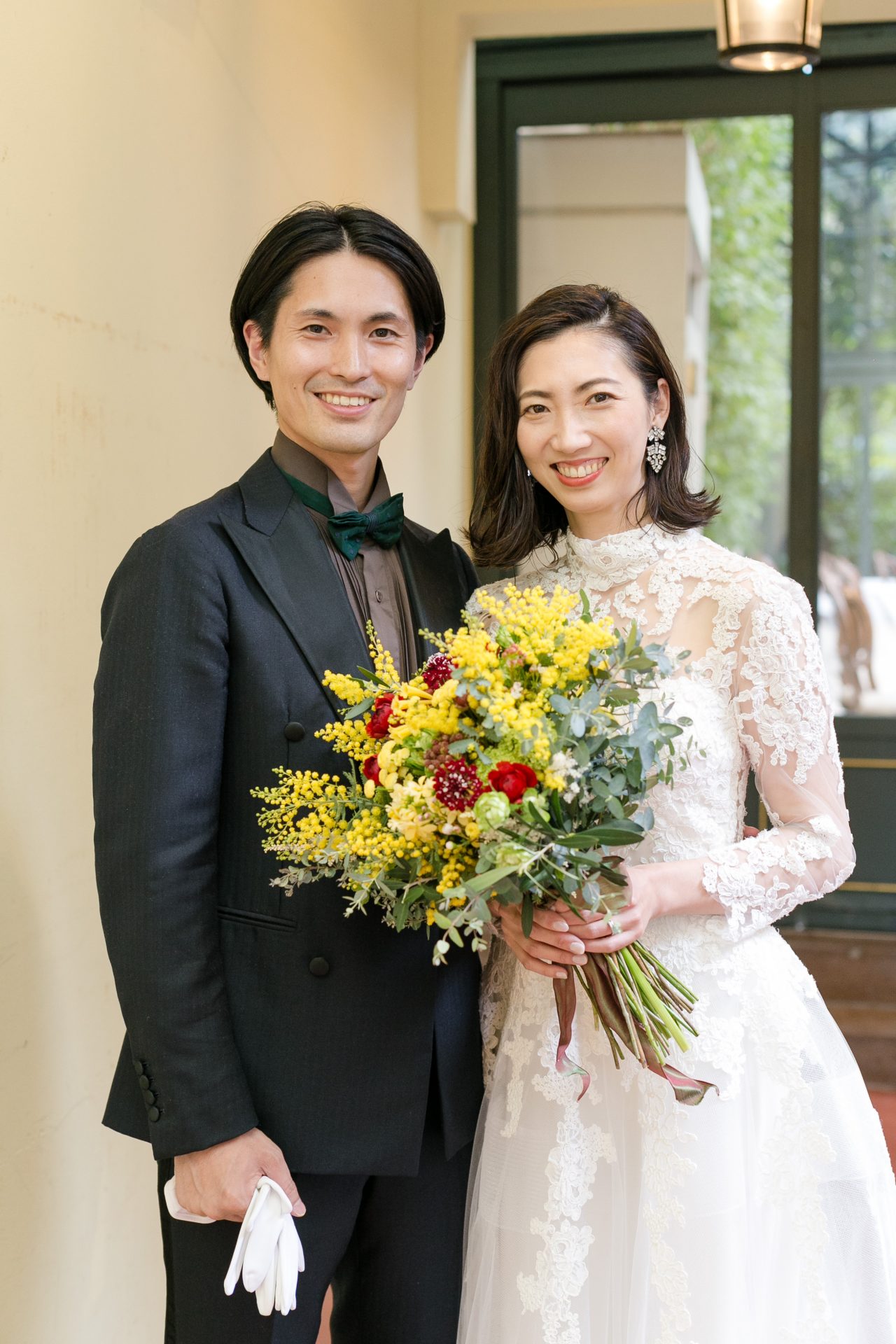 ウェディングドレス1着のみで過ごすリラックス感のある上質な大人のウェディングには、ミモザのブーケがコーディネートのアクセントになります