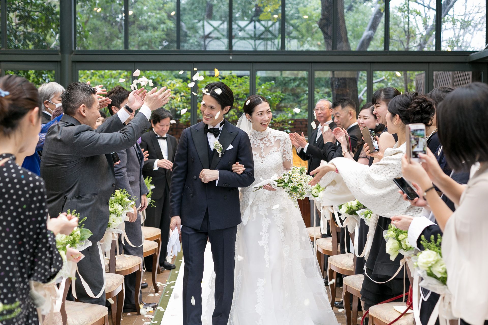 リストランテASOの緑溢れるチャペルにて2月に行われたレストランウェディングは、ザ・トリート・ドレッシングで選ばれたタキシードとウェディングドレスで沢山のゲストの皆様と暖かい時間を過ごされました