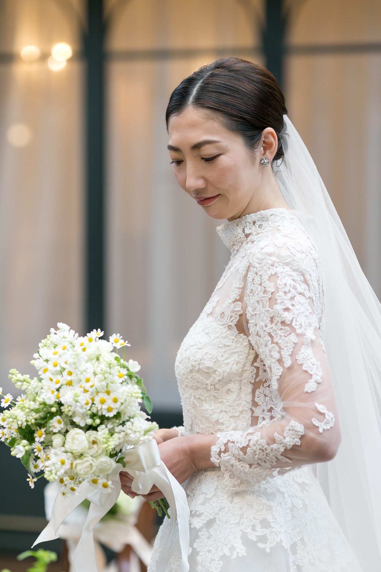 ニューヨークの人気ブランドであるリームアクラの長袖のウェディングドレスはクラシカルとモードをかけ合わせた雰囲気のある凛とした花嫁様にお似合いです