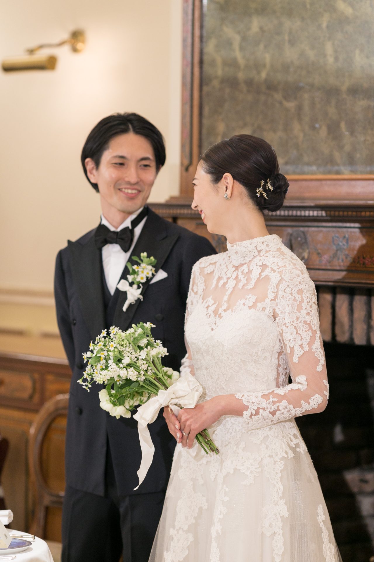 ザ・トリート・ドレッシングがご提案するのは、レストランウェディングでのアットホームな結婚式に合わせた繊細なレースが目を惹く最旬ウェディングドレスです