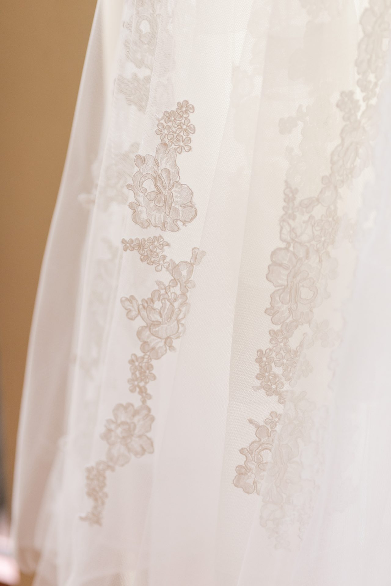 インポートドレスならではの繊細なチュール生地に自然光を通す事で透明感が増し、美しいレースが浮かび上がるような印象に