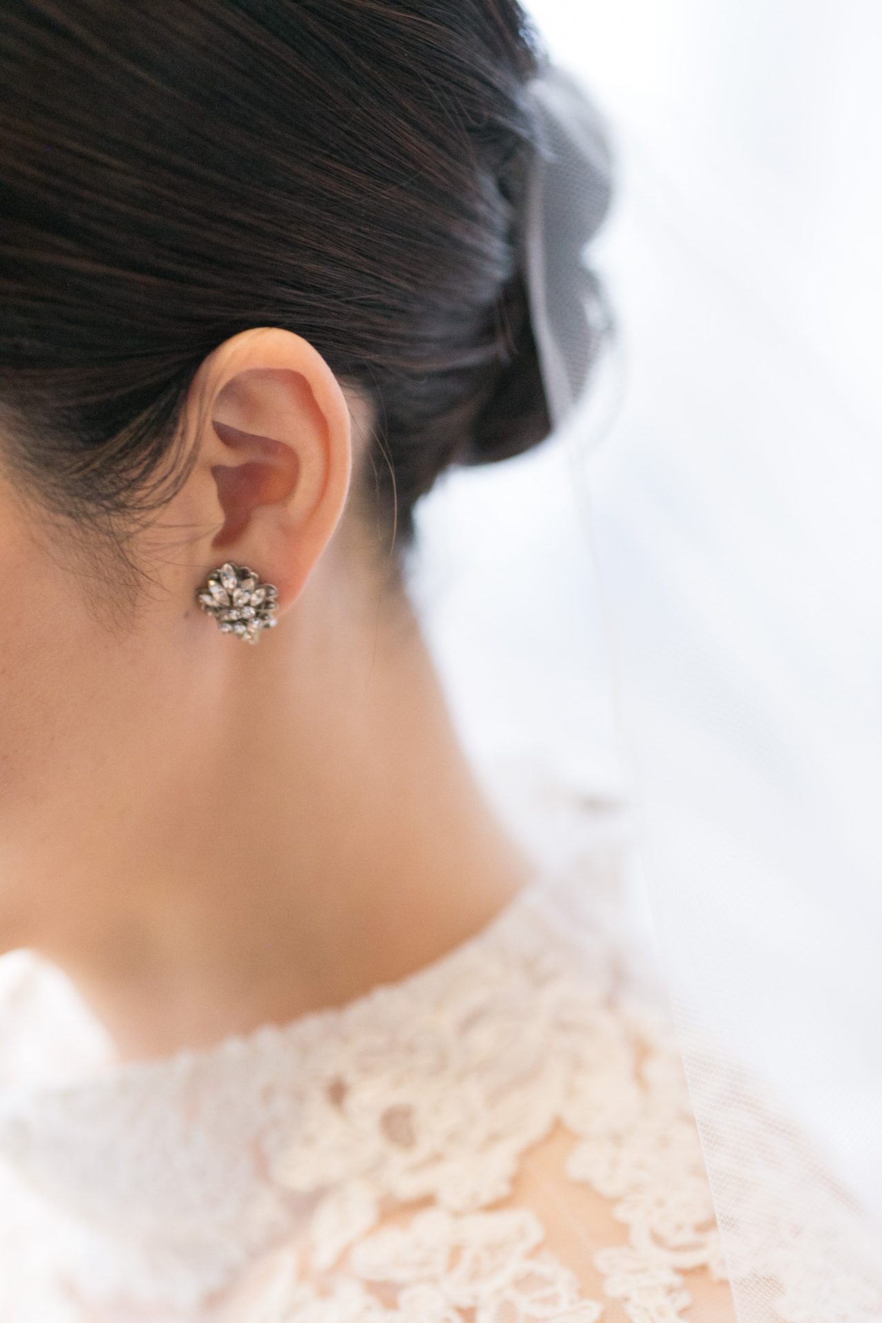 THETREATDRESSINGで取り扱っているマリア・エレナの小ぶりな人気イヤリングはタイトなヘアースタイルにとてもよく合います